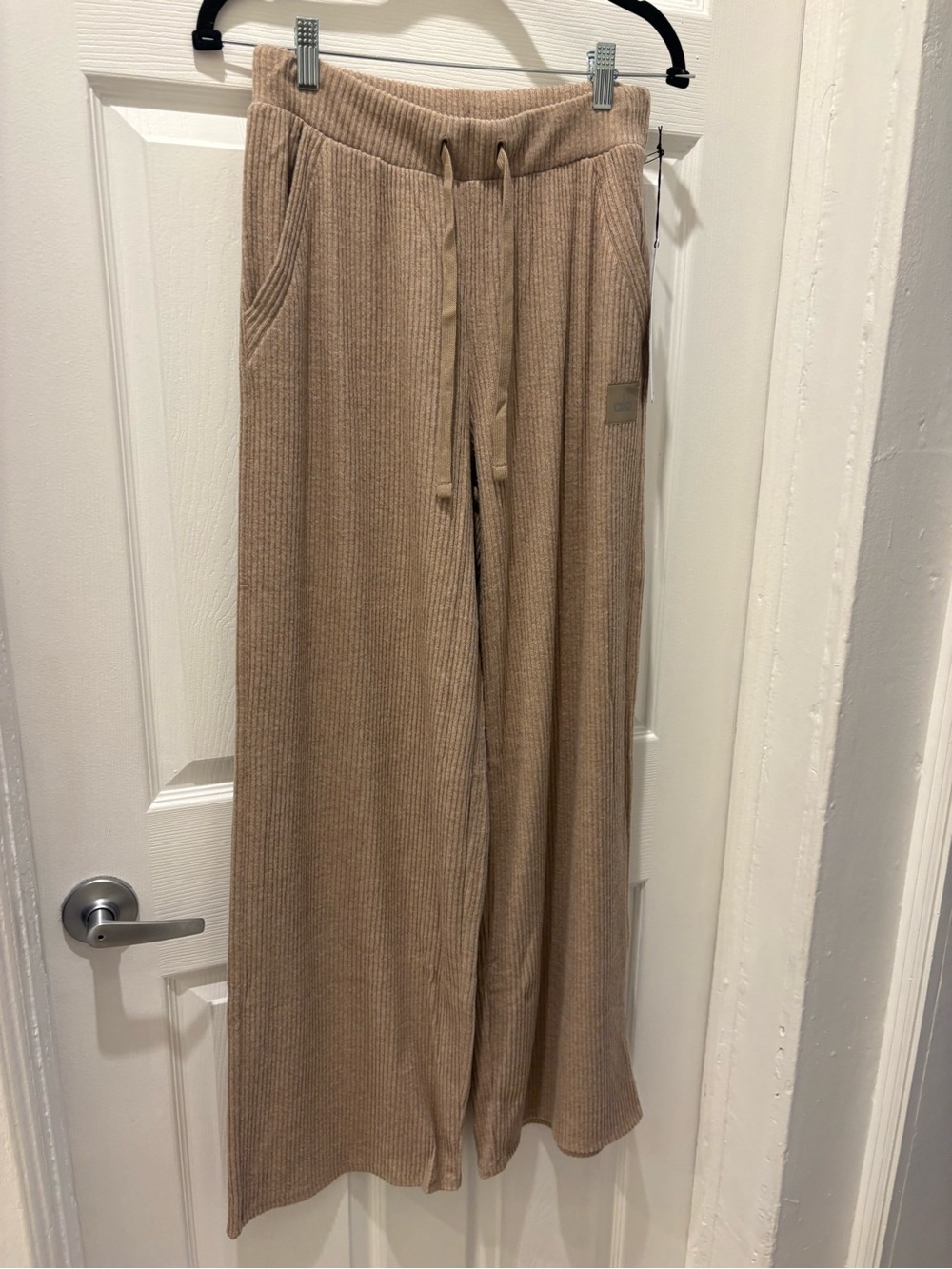 Alo Yoga Ribbed Muse Wide Leg Pant – Gravel Heather – Small –NWT sold out style - Picture 11 of 11